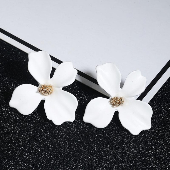 4/$25 White Flower Stud Earrings - Picture 1 of 1